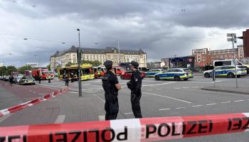 Polizisten sperren den Bereich ab vom Hamburger Messerangriff 23.05.24
